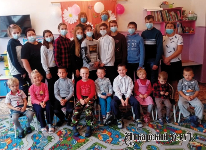 В селе Большая Екатериновка поздравили работников детского сада