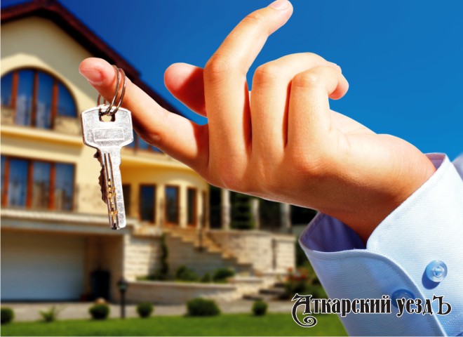 Ключи от квартиры на фоне дома