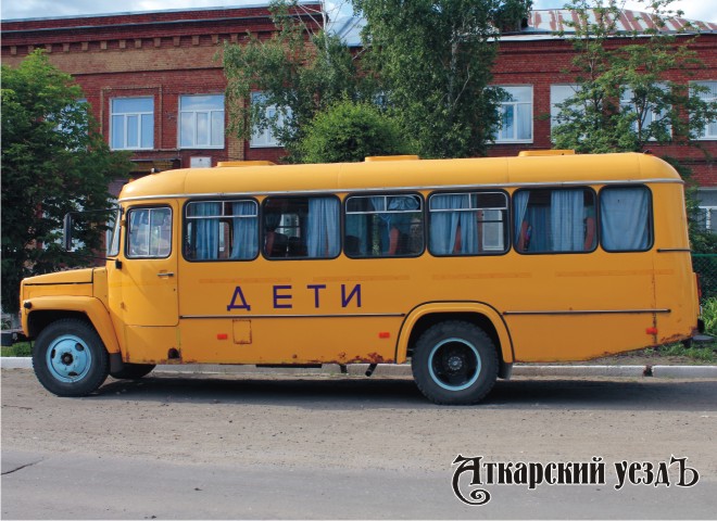 Школьный автобус желтого цвета