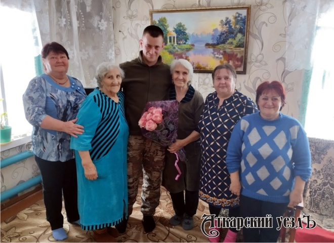 Женсовет Даниловки встретился с прибывшим с СВО в отпуск бойцом