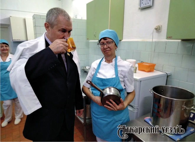 Депутат облдумы проверил качество питания в детсаду «Колокольчик»