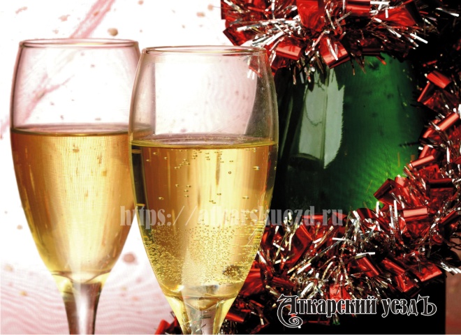 Шампанское на новогоднем столе