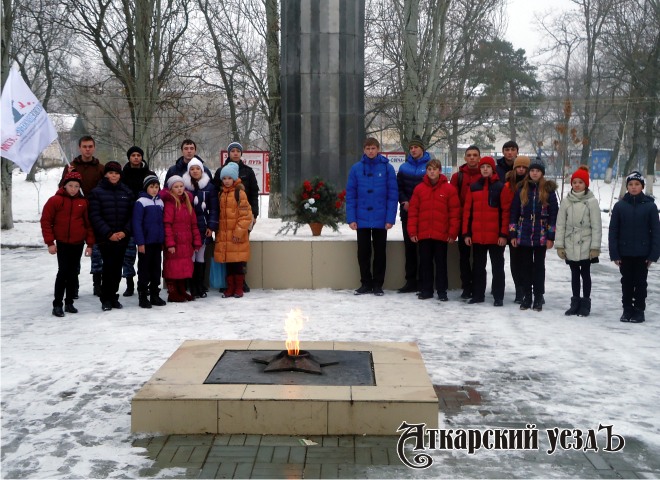 Аткарские школьники на Мемориале славы в День Неизвестного солдата