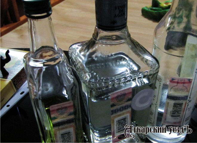 Бутылки спиртных напитков со специальными и акцизными марками