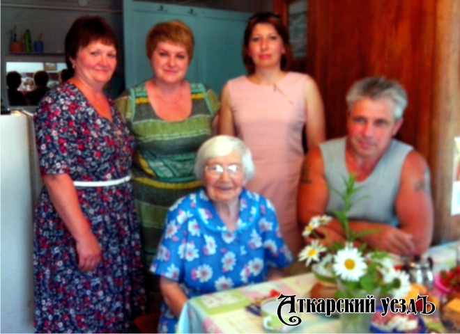 Сотрудники ЦСЗН поздравили с 90-летним юбилеем жительницу Озерного