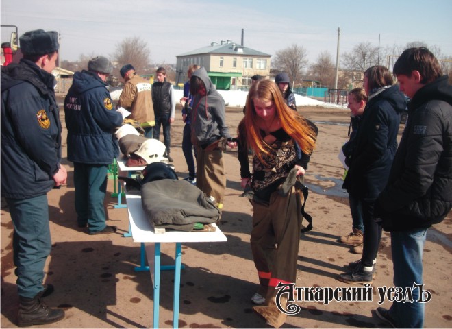 Сотрудники МЧС провели акцию «Предотвратить, спасти, помочь!» на слёте скаутов в Аткарске