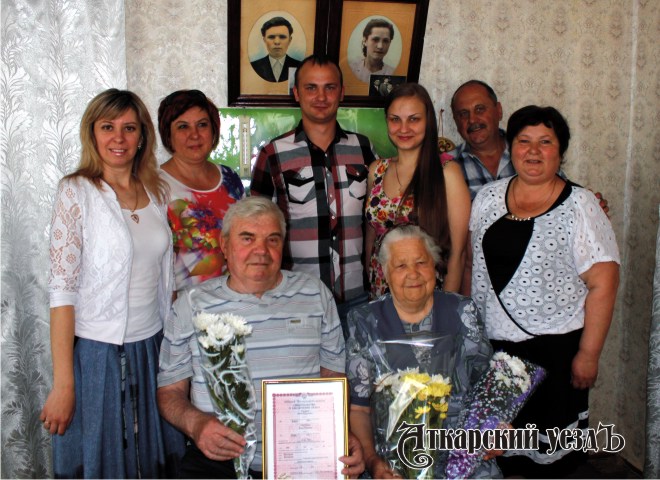 Сотрудники отдела ЗАГС по Аткарскому району и ЦСЗН поздравили супругов Нестеровых
