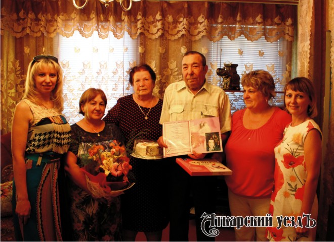 Социальные работники и руководитель ЗАГС поздравили супругов Жуковых
