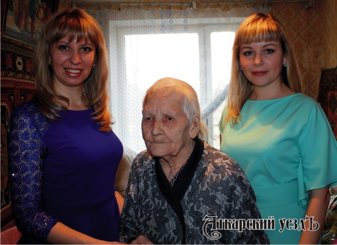 Наталья Панкратова и Ирина Перфилова поздравили старейшего жителя Аткарского района