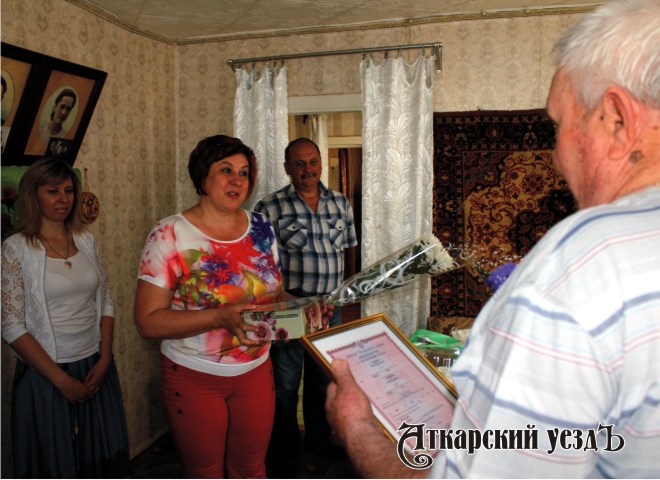 Татьяна Игонина и Елена Денисова из ЦСЗН поздравили супругов Нестеровых
