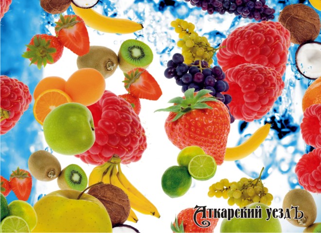 Различные ягоды и фрукты в воде