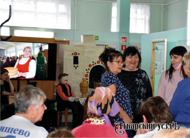 Аткарский КЦСОН со спектаклем посетили гости из Ртищевского района