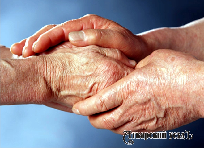 Пожилые люди держат друг друга за руки
