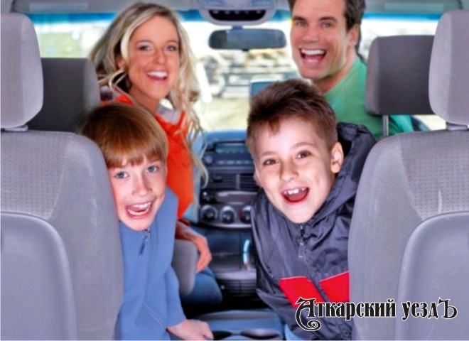 Мама и папа с детьми в салоне автомобиля