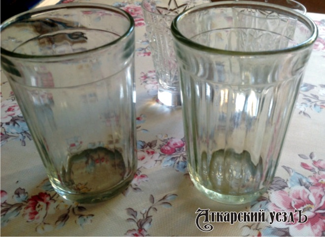 Два граненых стакана на столе