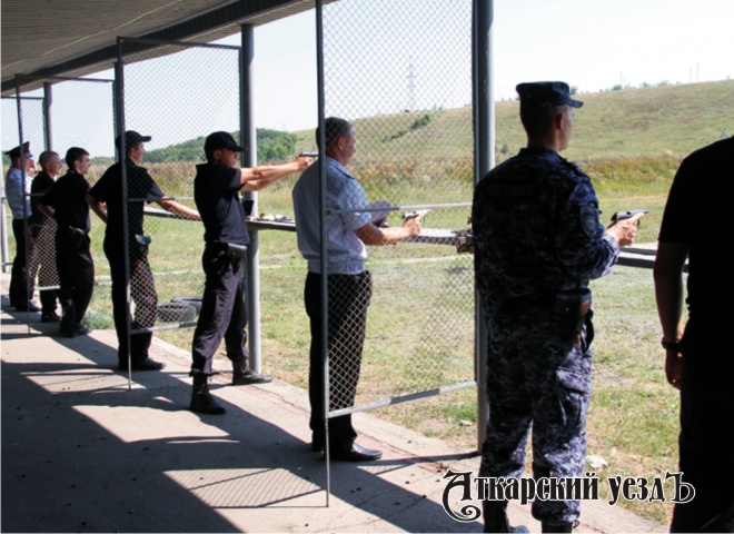 Аткарские полицейские отличились в стрельбе на областном уровне