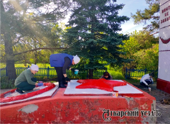 На субботнике в селе Умет привели в порядок монумент солдатам ВОВ