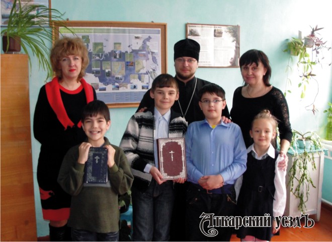 Священник Роман Болотнов с детьми в Приречном