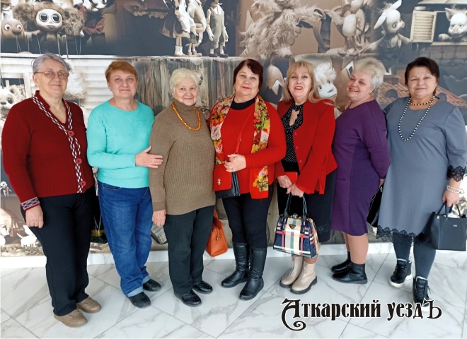 Аткарские пенсионеры посетили спектакль-сказку театра из Донецка
