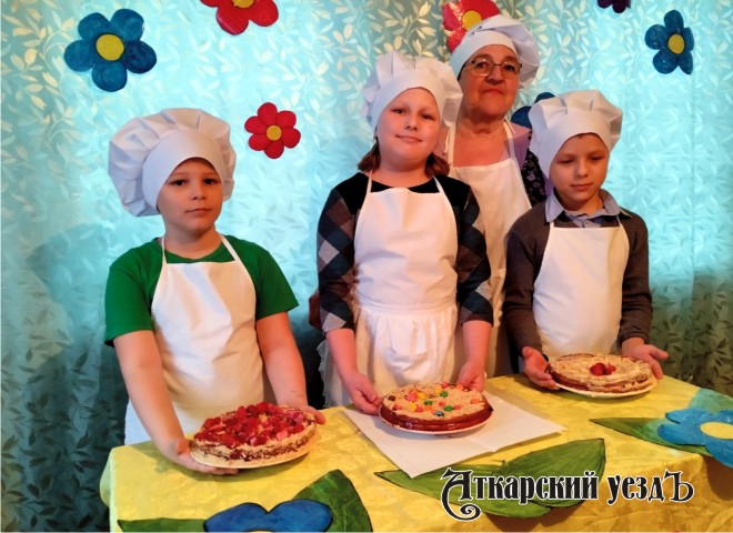 Женщины из села Даниловка научили ребят готовить торты для мамы