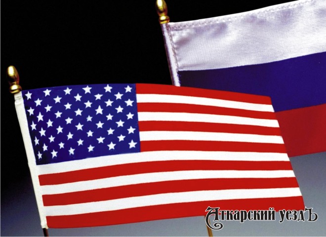 Сувенирные российский и американские флаги