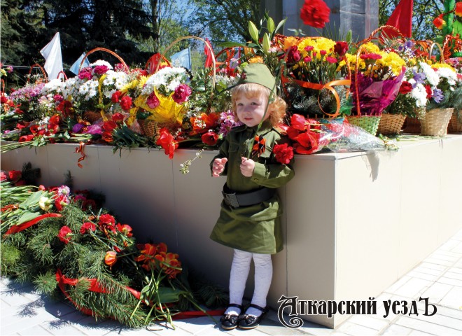 Девочка в форме советского солдата на Дне Победы в городе Аткарске