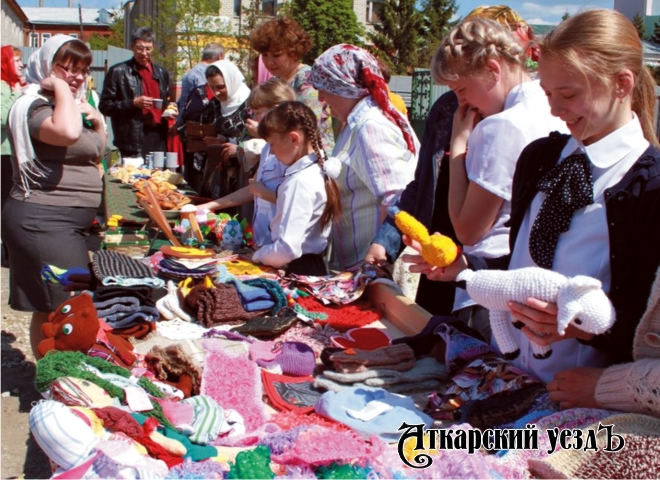 На территории Петропавловского храма в Аткарске прошла благотворительная ярмарка