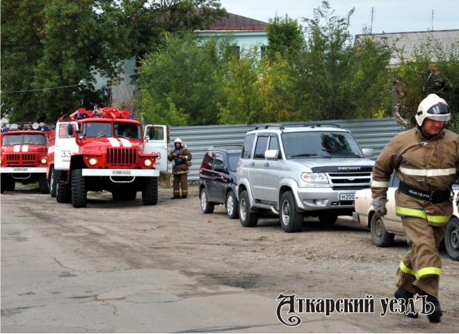 Пожарные провели учебную тренировку по эвакуации детей из МОУ СОШ № 1 г. Аткарска