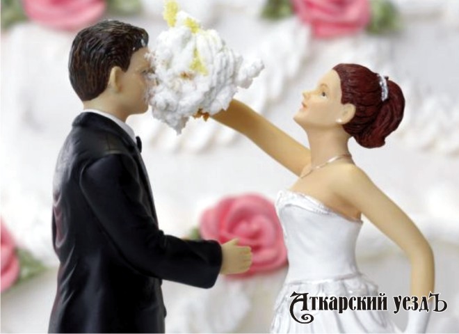 Невеста и жених на свадебном торте