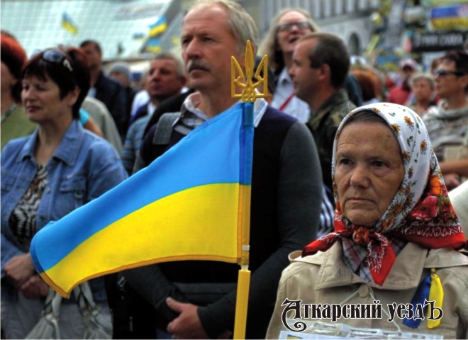 Бабушка с украинским флагом