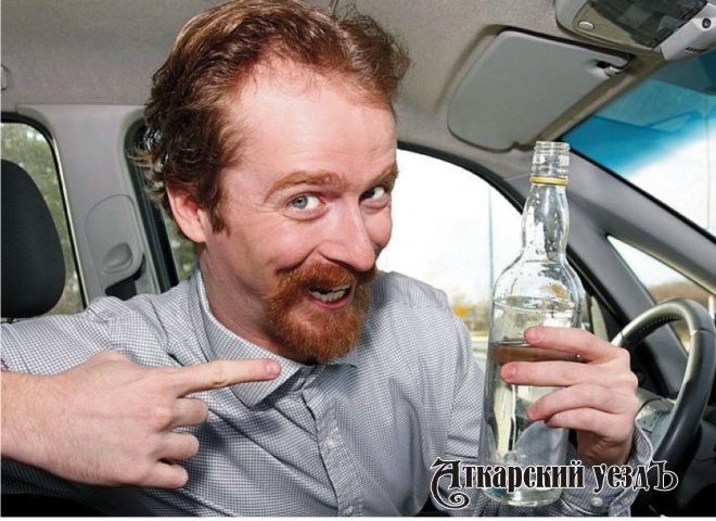 Водитель с бутылкой водки