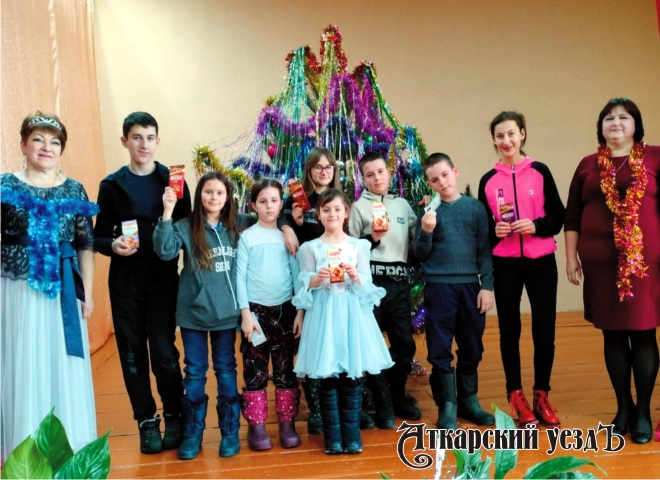 В селе Умет детей развлекали новогодними конкурсам и играми
