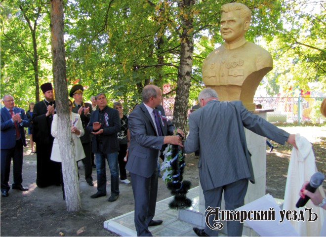 А. А. Решетников и В. Ф. Томарев открывают памятник