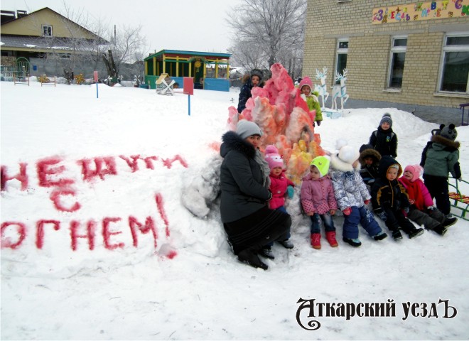 Воспитанники детского сада слепили снежную композицию на тему пожарной безопасности