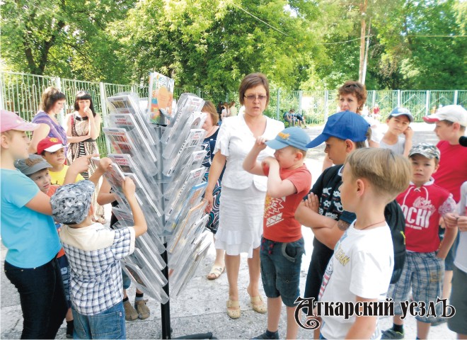 Библиотекари провели акцию «Ты тоже родился в России» в городском парке