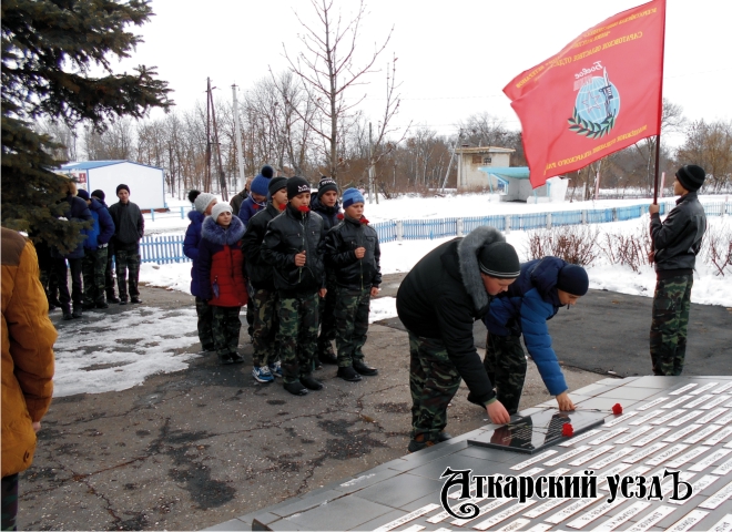 Ребята возложили цветы к памятнику «Участникам Великой Отечественной войны»