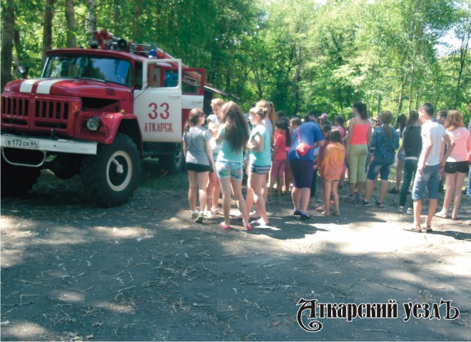 Школьники с интересом рассматривали пожарную технику