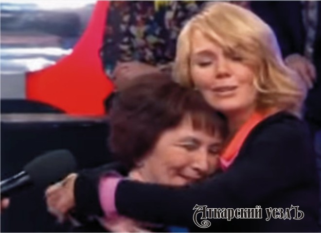 Популярная певица Валерия с учителем физкультуры Ларисой Алексеевной Копенкиной