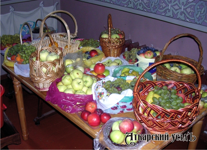 В храмах Аткарска православные верующие освятили яблоки