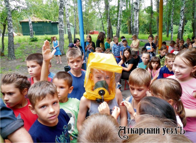 Пожарные и спасатели из Аткарска провели занятия с детьми третьей смены