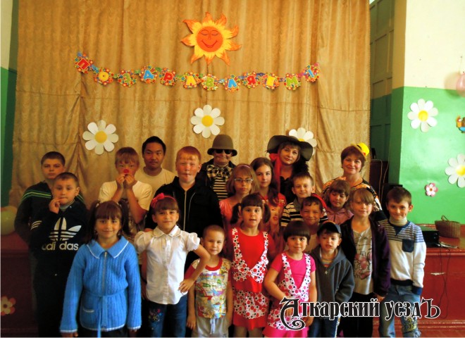 Сотрудники сельского клуба в селе Малая Осиновка организовали для малышни праздник на День защиты детей