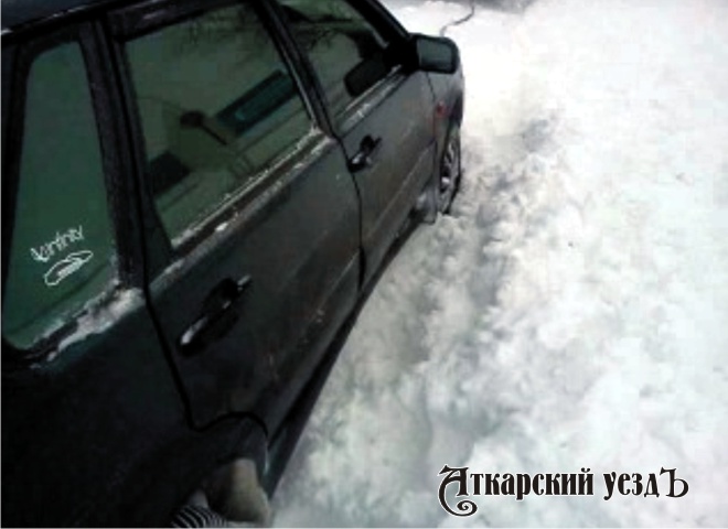 В Саратове уголовник попытался угнать авто и безнадежно застрял в снегу