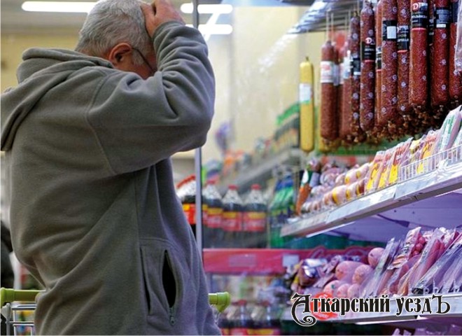 Мужчина, выбирающий продукты в магазине