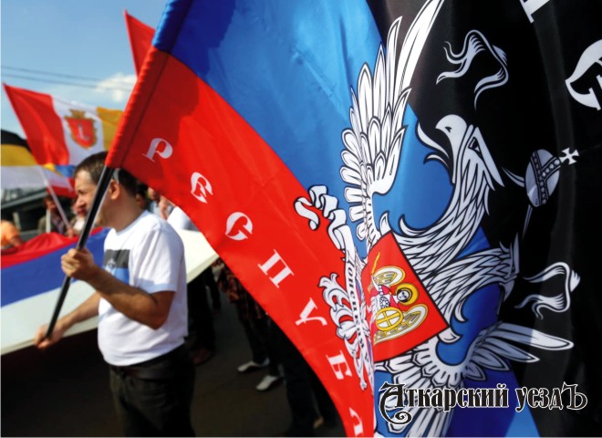 Мужчина с флагом Донецкой Народной Республики