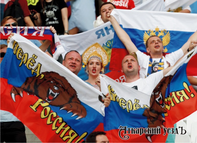 Россияне с национальными флагами