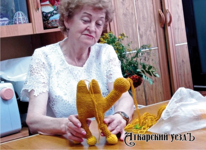 Бабушка вяжет мягкую игрушку