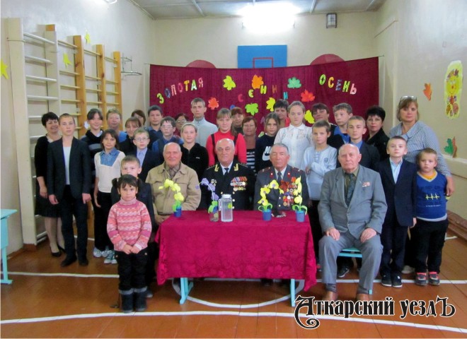 Члены Аткарского районного Совета ветеранов и школьники из Песчанки