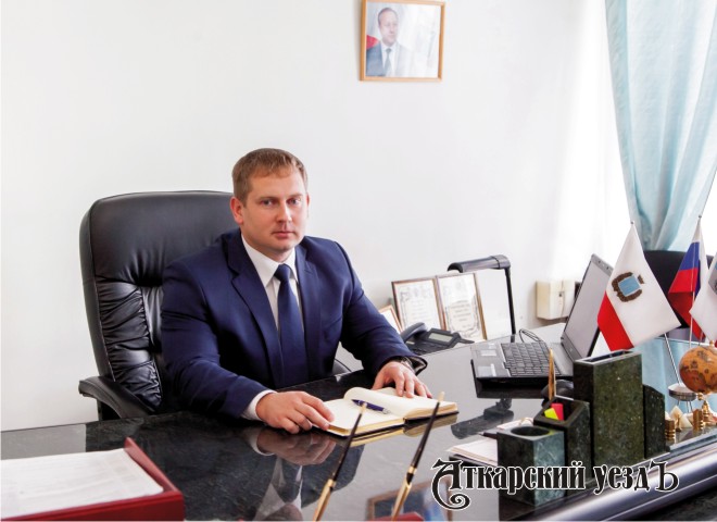 Глава района Виктор Елин поздравил аткарчан с наступающими новогодними праздники
