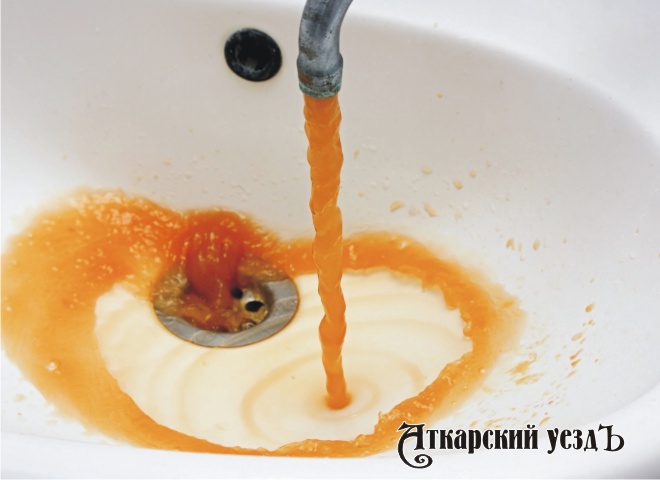 Жители Аткарска пожаловались депутату облдумы на качество воды