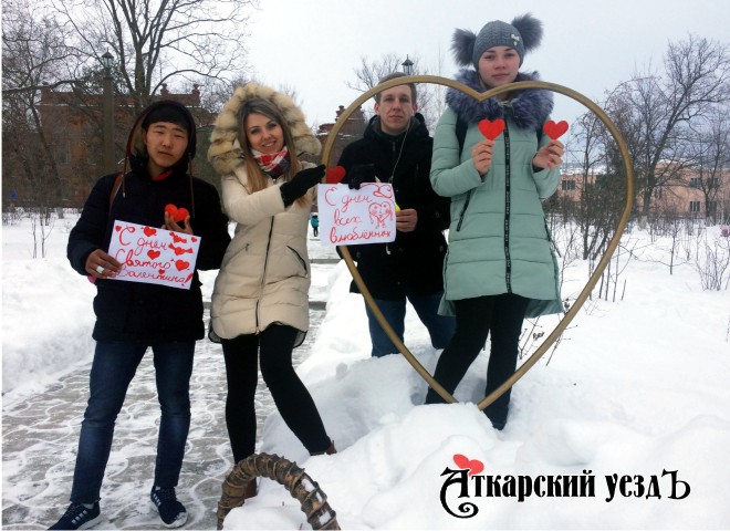 Волонтеры «Молодежь плюс» подарили аткарчанам сердечки с теплыми пожеланиями